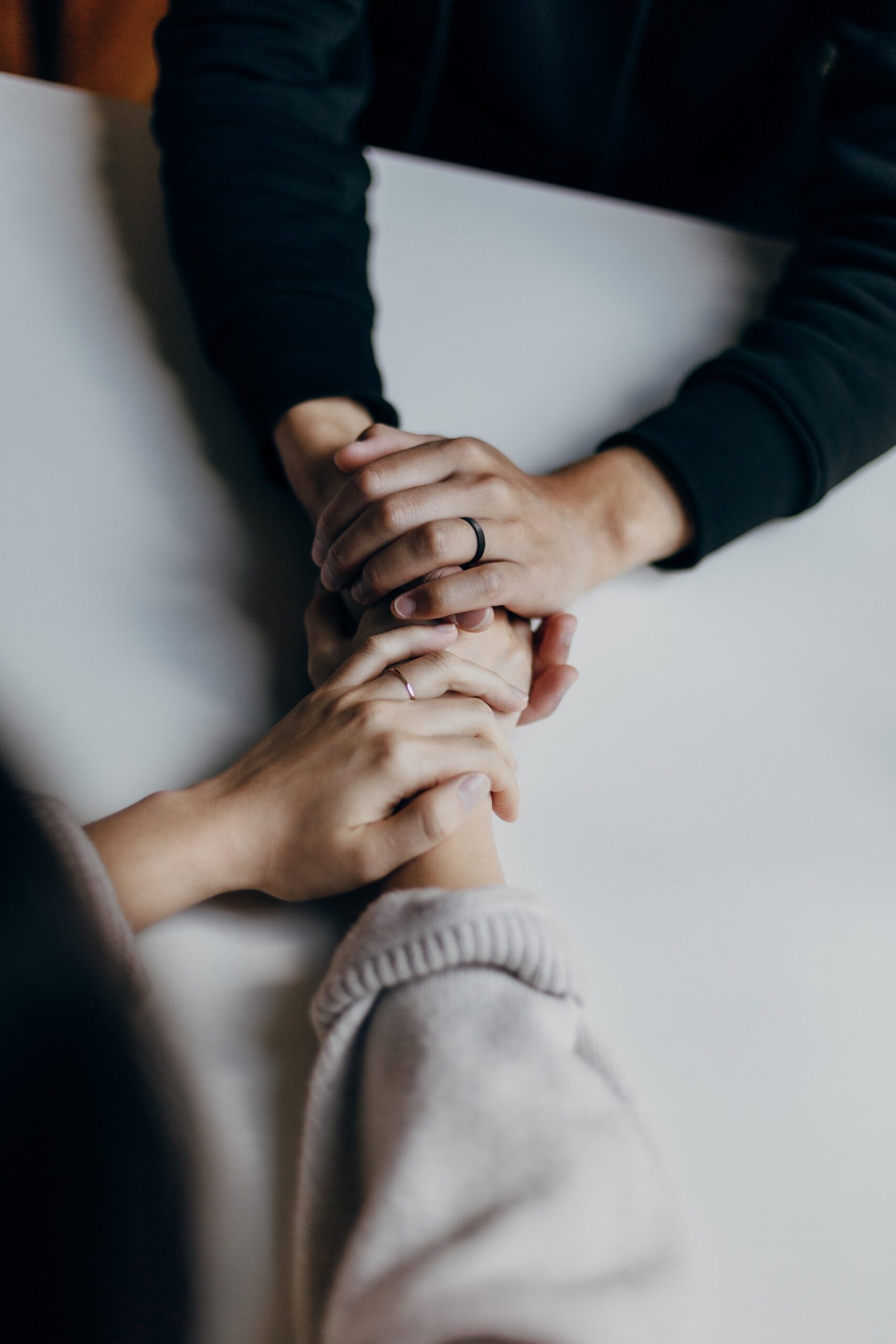 priscilla-du-preez-aPa843frIzI-unsplash Praying hands