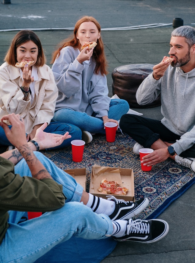 friends eating pizza